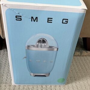 Smeg juicer in green